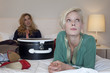 Foto: zwei frauen im hotelzimmer zwei frauen im hotelzimmer