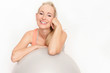 Frau mit Gymnastikball