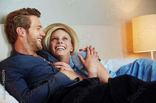 Foto: relaxing happy couple in a hotel room relaxing happy couple in a hotel room