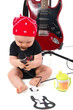 jeune rockeur devant son micro