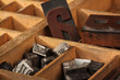 Setzkasten mit Blei- und Holzbuchstaben, hot type