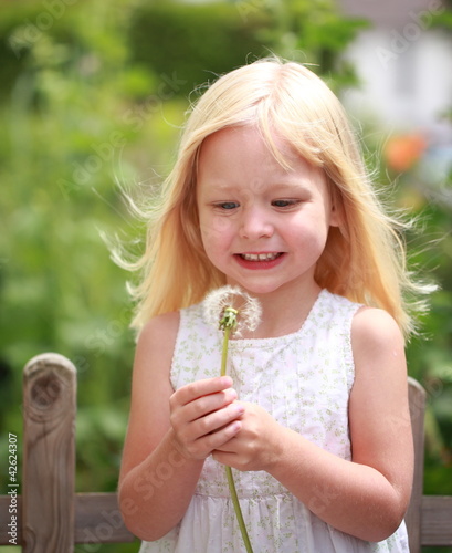 Foto: Mädchen freut sich über Pusteblume Mädchen freut sich über Pusteblume