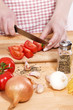 Foto: zubereiten von tomaten für italienische pasta zubereiten von tomaten für italienische pasta