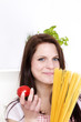 Foto: hübsche junge frau in der küche mit spaghetti und tomate hübsche junge frau in der küche mit spaghetti und tomate