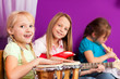 Kinder musizieren mit Instrumenten zu Hause