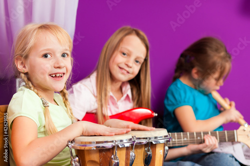 Photo: Kinder musizieren mit Instrumenten zu Hause Kinder musizieren mit Instrumenten zu Hause