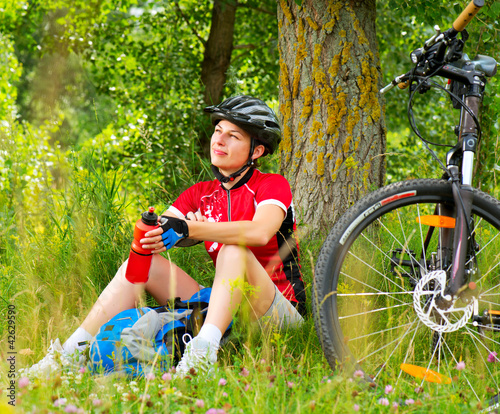 Foto: Happy Young Woman riding bicycle outside. Healthy Lifestyle Happy Young Woman riding bicycle outside. Healthy Lifestyle