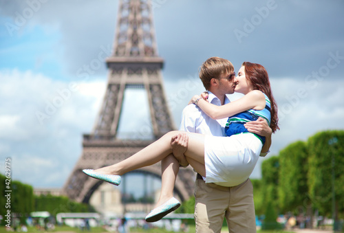 Foto: Man carrying his girlfriend in his arms in Paris Man carrying his girlfriend in his arms in Paris