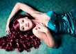 Diva mit rotem Haar liegt auf dem Fußboden / haircolors-10
