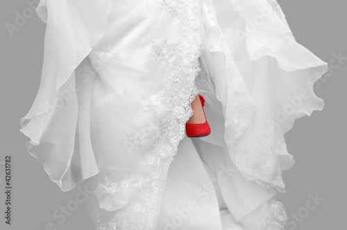 Foto: Bride Wearing Red Shoes Bride Wearing Red Shoes