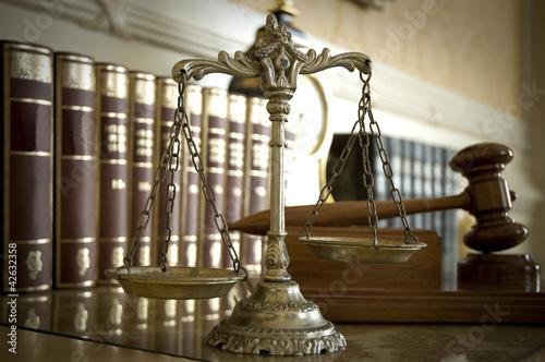 Foto: Scales of Justice and Judge`s gavel Scales of Justice and Judge`s gavel