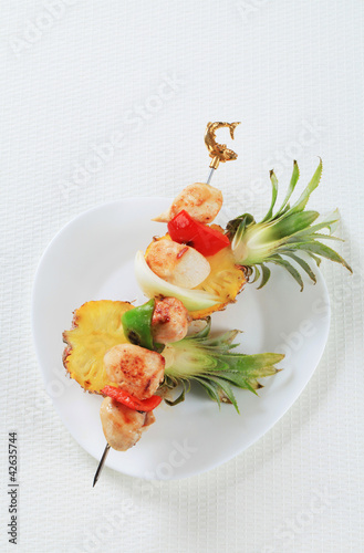 Foto: Chicken skewer and fresh pineapple Chicken skewer and fresh pineapple