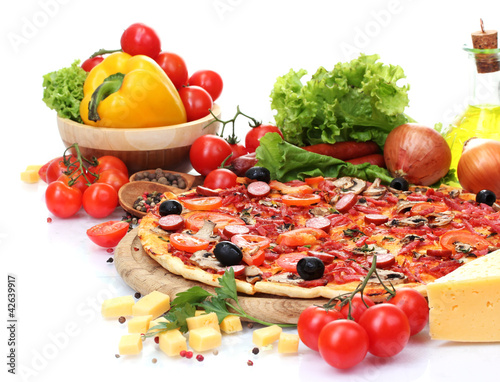 Foto: delicious pizza, vegetables and salami isolated on white. delicious pizza, vegetables and salami isolated on white.