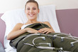 Lachende Frau bei Druckwellenmassage