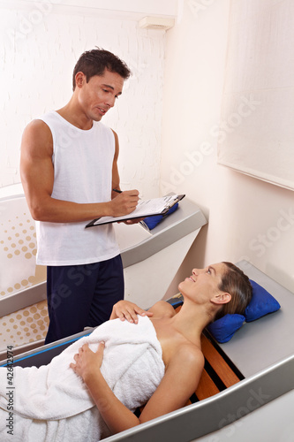 Photo: Fitnesstrainer berät Frau in Spa Fitnesstrainer berät Frau in Spa