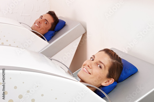 Photo: Frau und Mann in Ozonkabinen Frau und Mann in Ozonkabinen