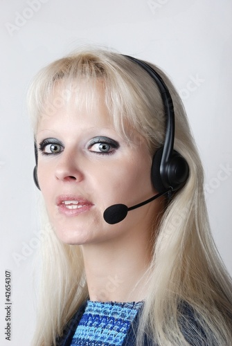 Foto: Portrait of young woman with headset Portrait of young woman with headset