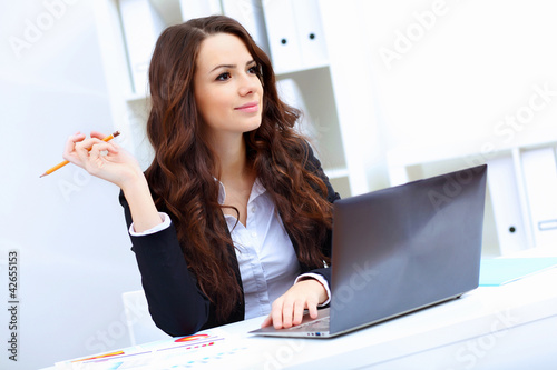 Foto: Young busines woman with notebook Young busines woman with notebook
