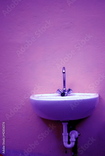 Photo: Waschbecken im Neonlicht Waschbecken im Neonlicht