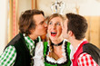 Junge Leute in Bayerischer Tracht in einer Wirtschaft