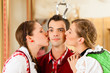 Junge Leute in Bayerischer Tracht in Restaurant
