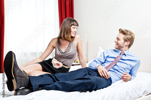 Foto: junges pärchen im bett junges pärchen im bett
