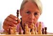 Ältere Frau beim Schach spielen