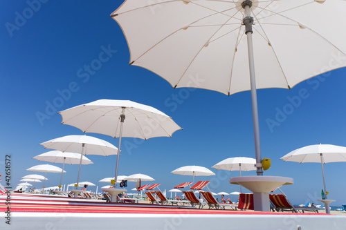 Foto: white beach umbrellas on Rimini beach, Italy white beach umbrellas on Rimini beach, Italy