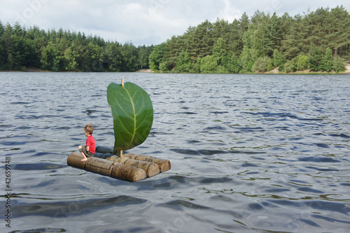 Foto: Phantasie - Junger Angler auf Floß Phantasie - Junger Angler auf Floß