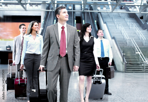 Foto: Group of business people at the airport. Group of business people at the airport.