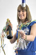 Junge Frau feiert eine Party mit Sekt
