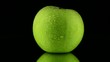 Vídeo: Green apple with water drops Green apple with water drops