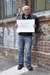 Alter Mann mit Schild, suche Arbeit