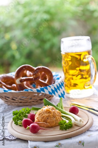 Photo: Obatzda mit Brezel und Bier Obatzda mit Brezel und Bier