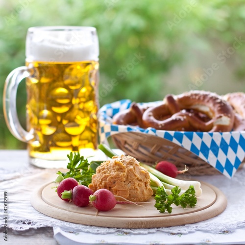 Foto: Obatzda mit Brezel und Bier Obatzda mit Brezel und Bier