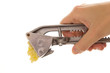 Foto: Garlic mincer in action Garlic mincer in action