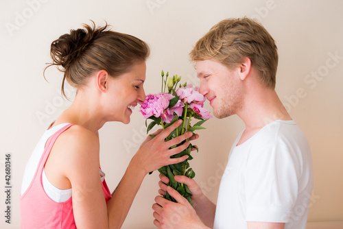 Photo: junge frau bekommt blumen geschenkt junge frau bekommt blumen geschenkt