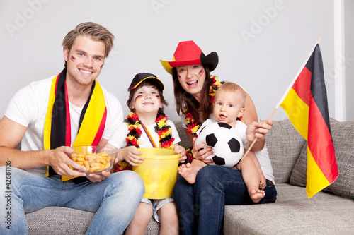 Photo: zusammen fussball sehen fernseher zusammen fussball sehen fernseher