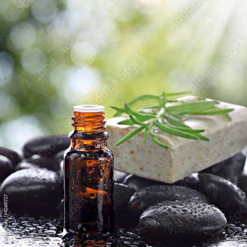 Foto: Aromatherapy concept with basalt stones and natural soap bar Aromatherapy concept with basalt stones and natural soap bar