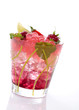 Cocktail mit Erdbeerbobas und Erdbeeren auf weiss