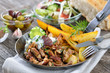 Foto: Deftige Gyrospanne mit Bauernsalat, Pitabrot und Oliven Deftige Gyrospanne mit Bauernsalat, Pitabrot und Oliven