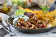 Foto: Deftige Gyrospfanne mit Bauernsalat, Pitabrot und Oliven Deftige Gyrospfanne mit Bauernsalat, Pitabrot und Oliven