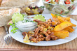 Pfannengyros mit Bratkartoffeln und Tsatsiki