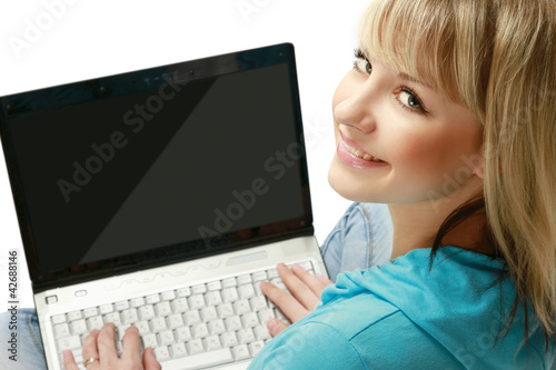 Foto: A young woman with a laptop, isolated on white A young woman with a laptop, isolated on white