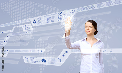 Foto: Businesswoman and touch screen technology Businesswoman and touch screen technology