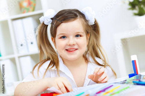 Foto: Little girl studying Little girl studying