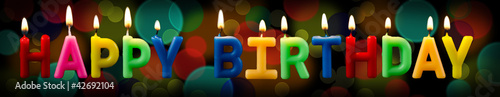 Foto: Happy Birthday Kerzen mit Bokeh Hintergrund Happy Birthday Kerzen mit Bokeh Hintergrund