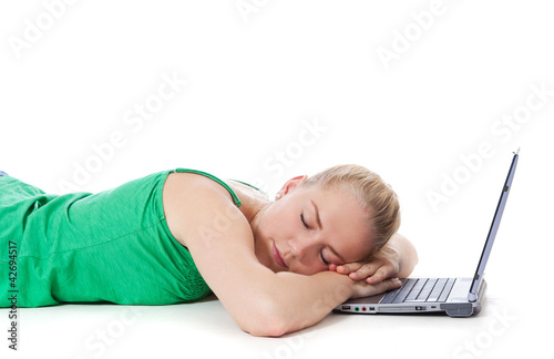 Foto: Attraktives Mädchen schläft neben Laptop Attraktives Mädchen schläft neben Laptop