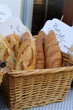 Foto: Breads for sale in an outdoor French market Breads for sale in an outdoor French market