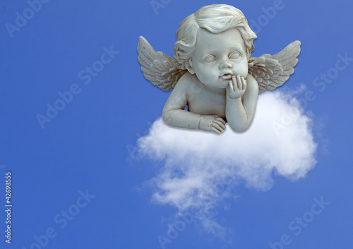 Photo: ange pensif sur nuage ange pensif sur nuage